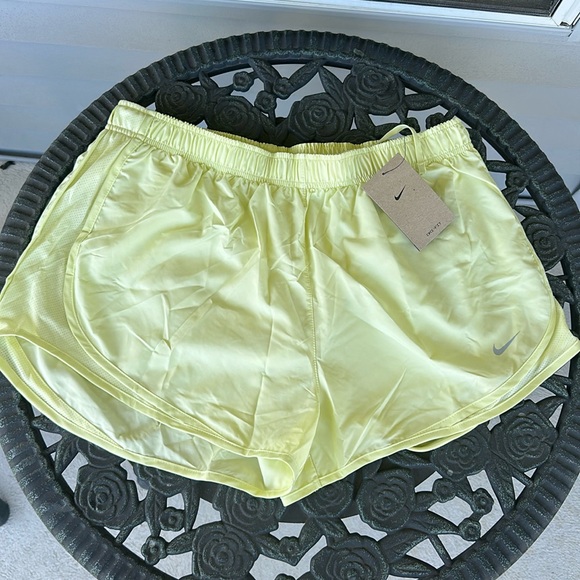 Nike Tempo Running Shorts Women's yellow Dri-Fit CU8890-657 Size XL - Picture 1 of 6